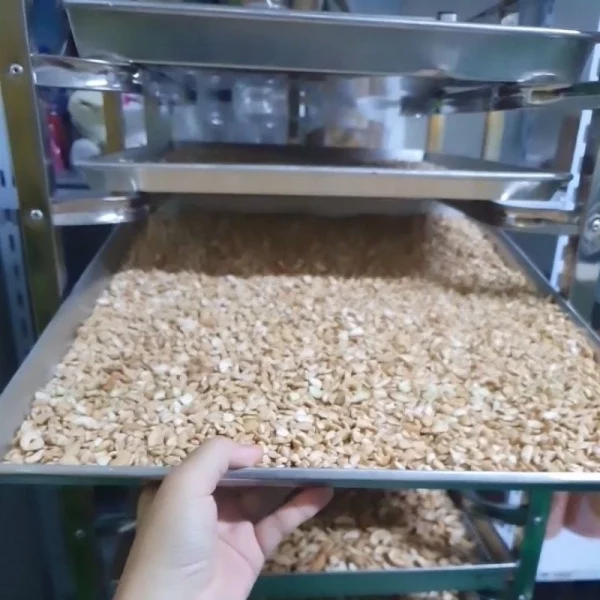 Roasted Cashew Nuts with Salt - Image 2